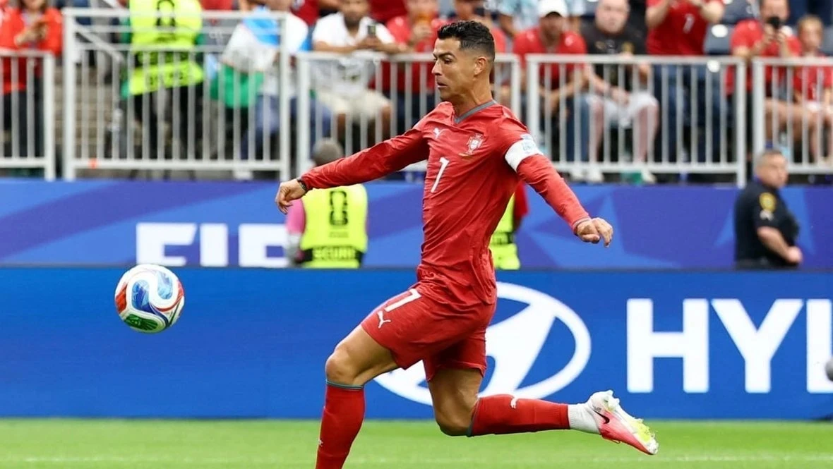 ⚽ Криштиану Роналду стал первым футболистом в истории, забившим голы на 6 чемпионатах мира. 

▫️Сего