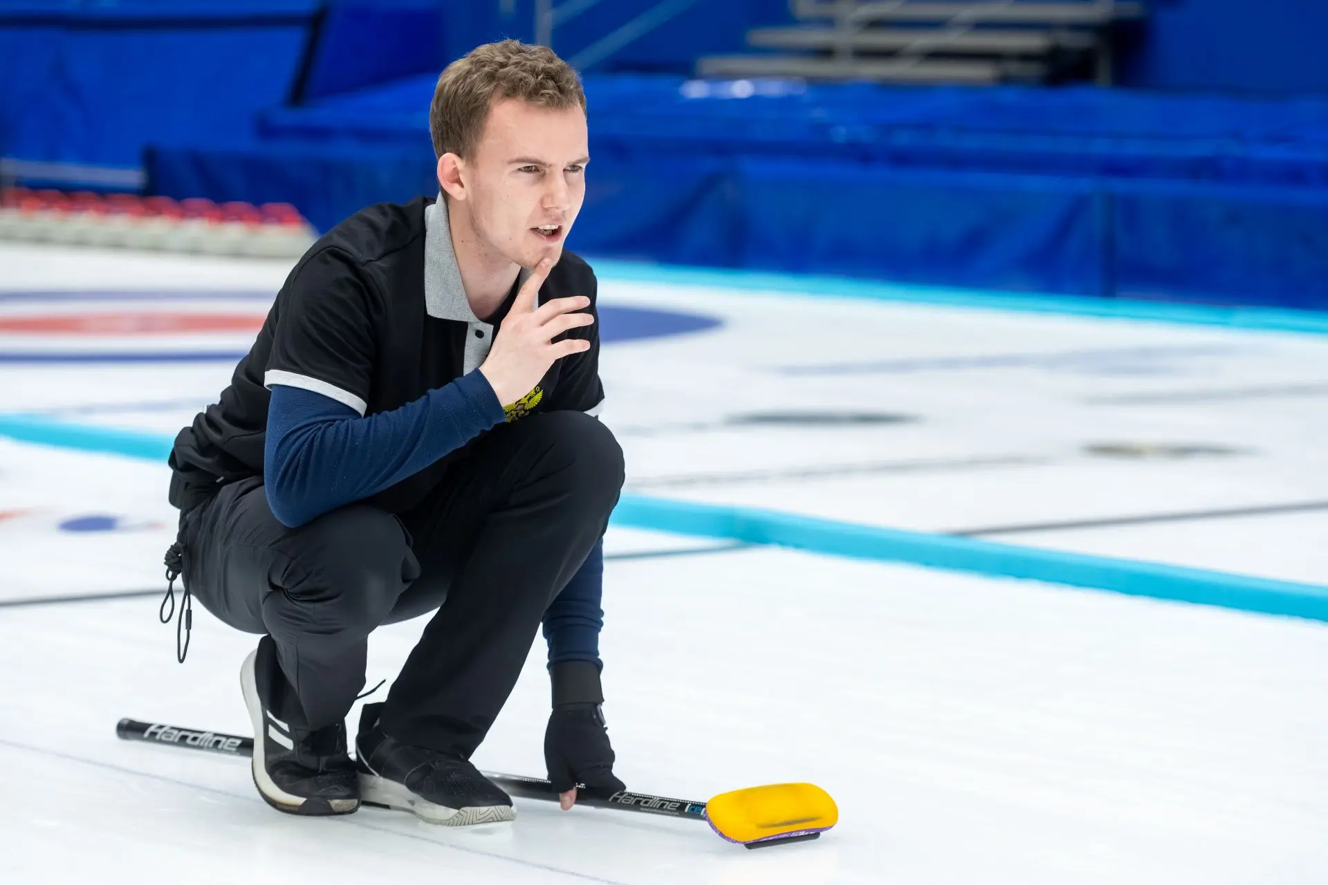 Яркие кадры со вчерашних финальных матчей чемпионата по кёрлингу и награждения от фотог...