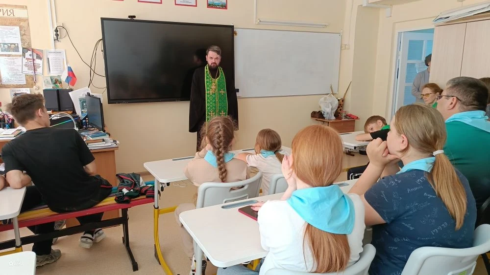 В День защиты детей в школе состоялась встреча с благочинным Ханты-Мансийского благочин...