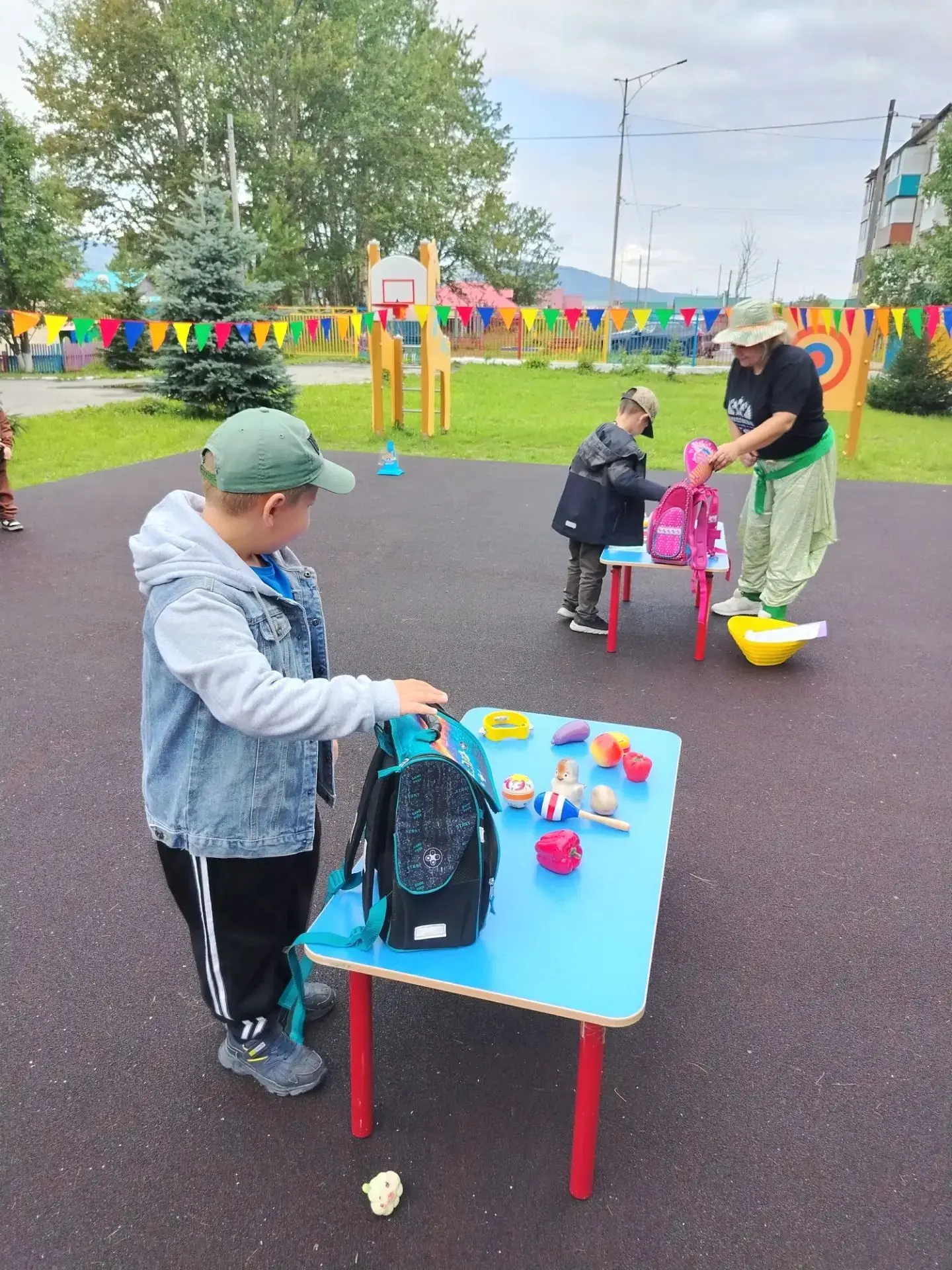 🎒📚 Учебный год в детском саду Антошка начался с весёлого развлечения в День Знаний. 🌟🎈