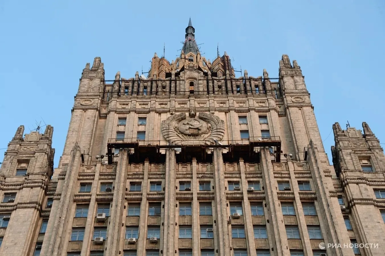 МИД России вновь советует иностранным гражданам и сотрудникам дипмиссий отказаться от п...