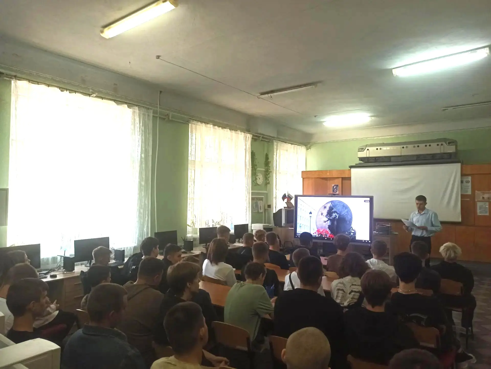 В Луганском технологическом колледже в рамках Всероссийской акции «Память защищает» сег...