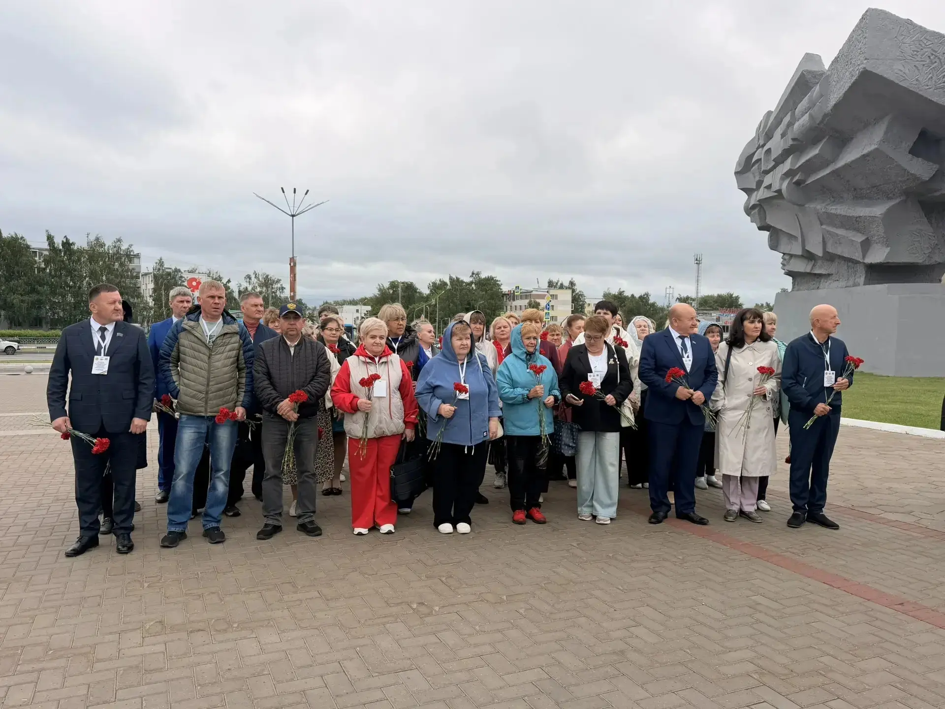 В Набережных Челнах делегация республиканской конференции по развитию ТОС возложила цве...
