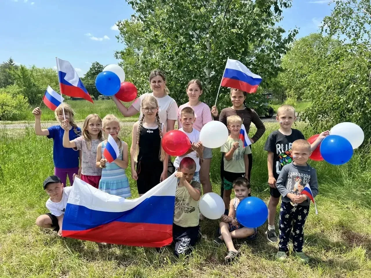 🇷🇺 В селе Шмаковка ярко и интересно отметили День России!

Для ребят прошла увлекательная квест-иг