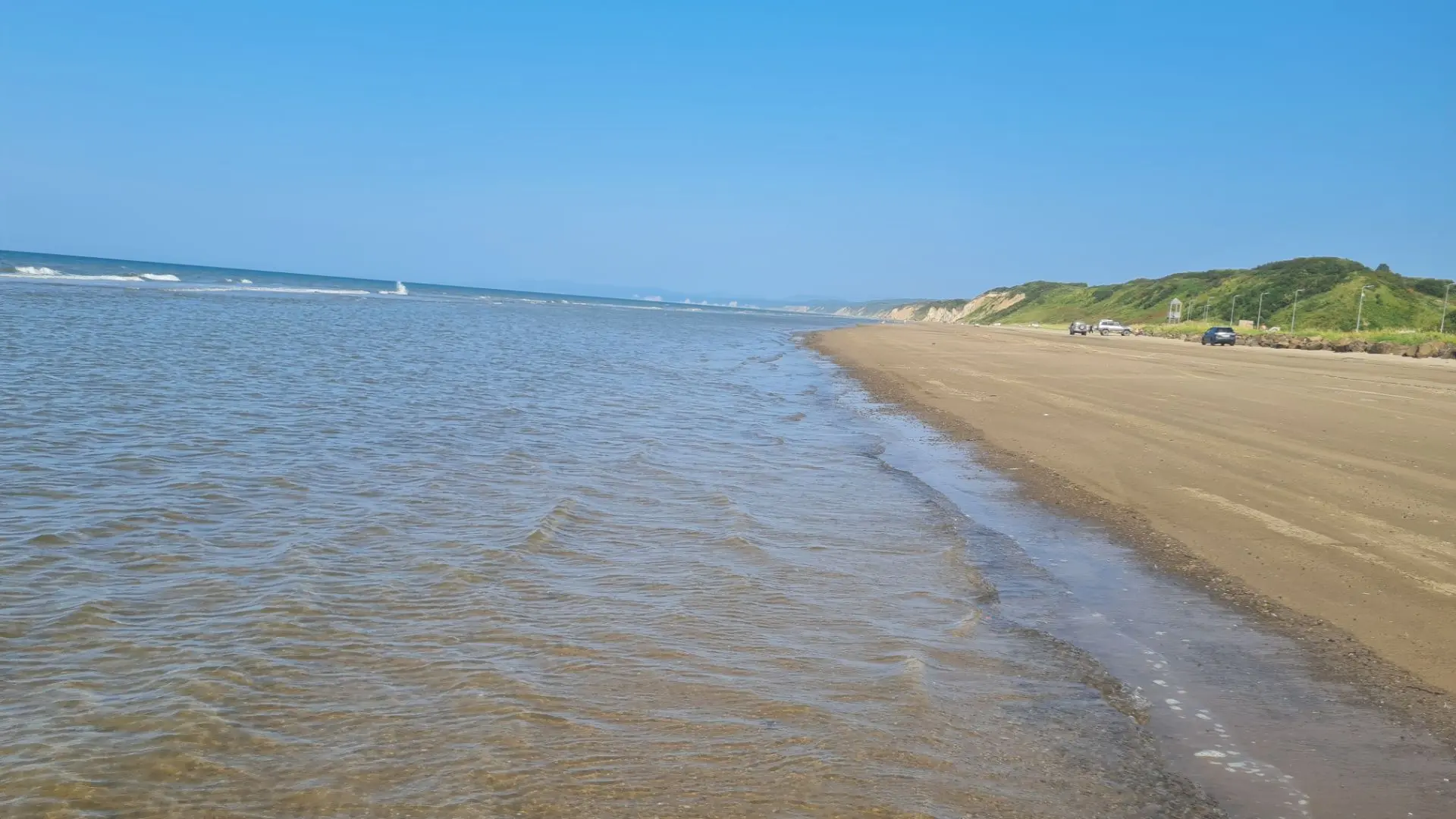 Здесь совершенно изумительное море. И очень тёплая вода,  меня из него еле выгнали)))) ...