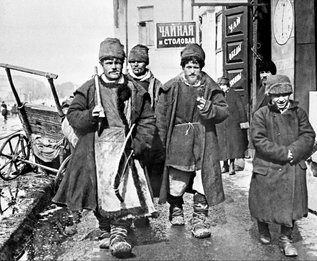 Деревенские плотники, только вышедшие из чайной на рынке, Смоленск, 1920 год.