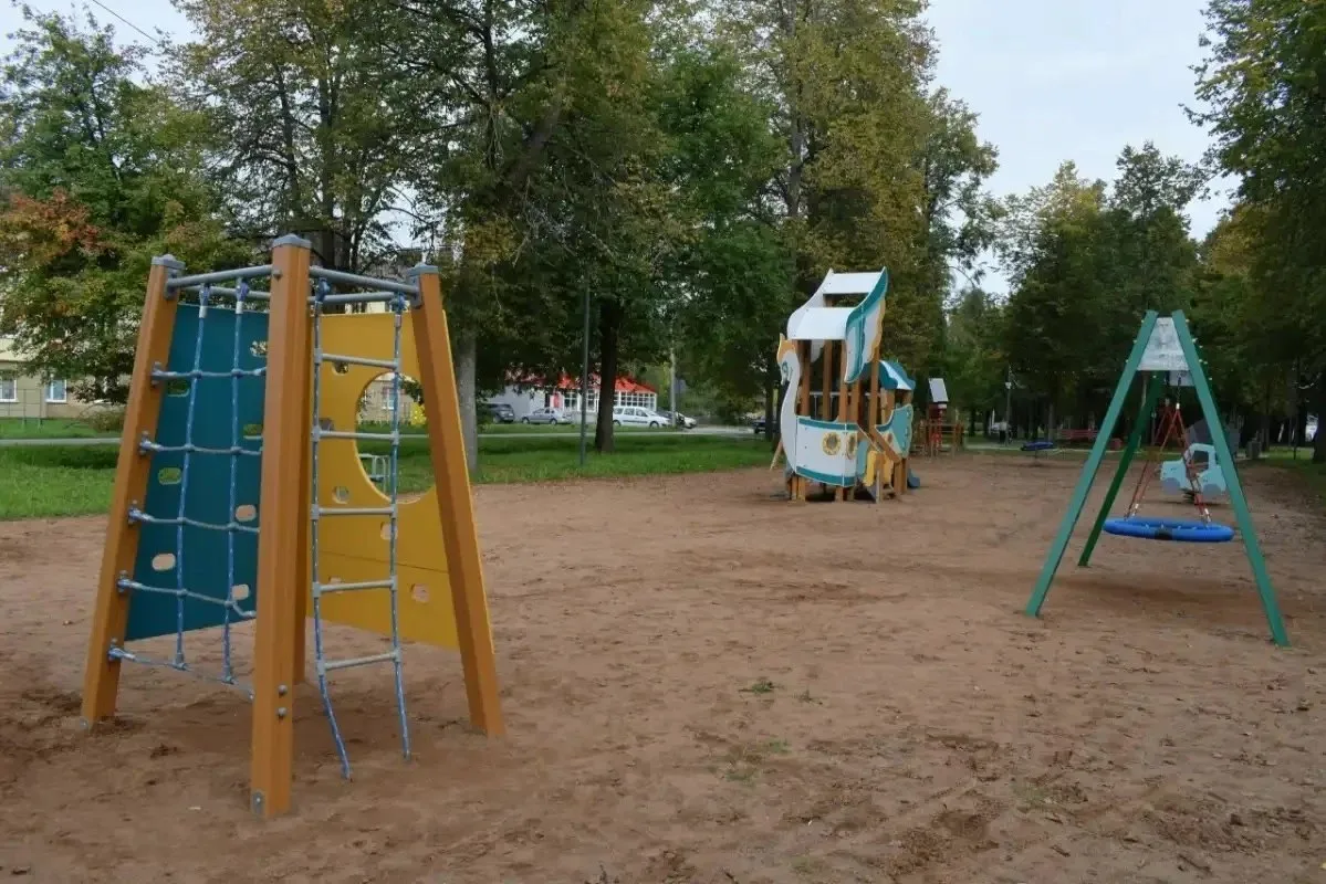 В Крестцах завершили обновление детской площадки на улице Лесной. На территории установ...