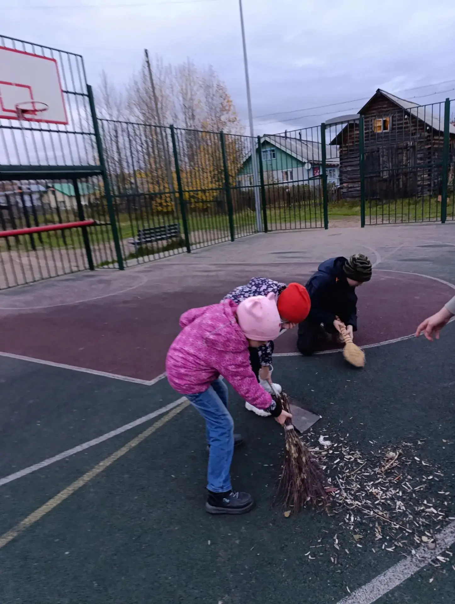 Учащиеся  начальной  школы убрали мусор на  футбольном поле.