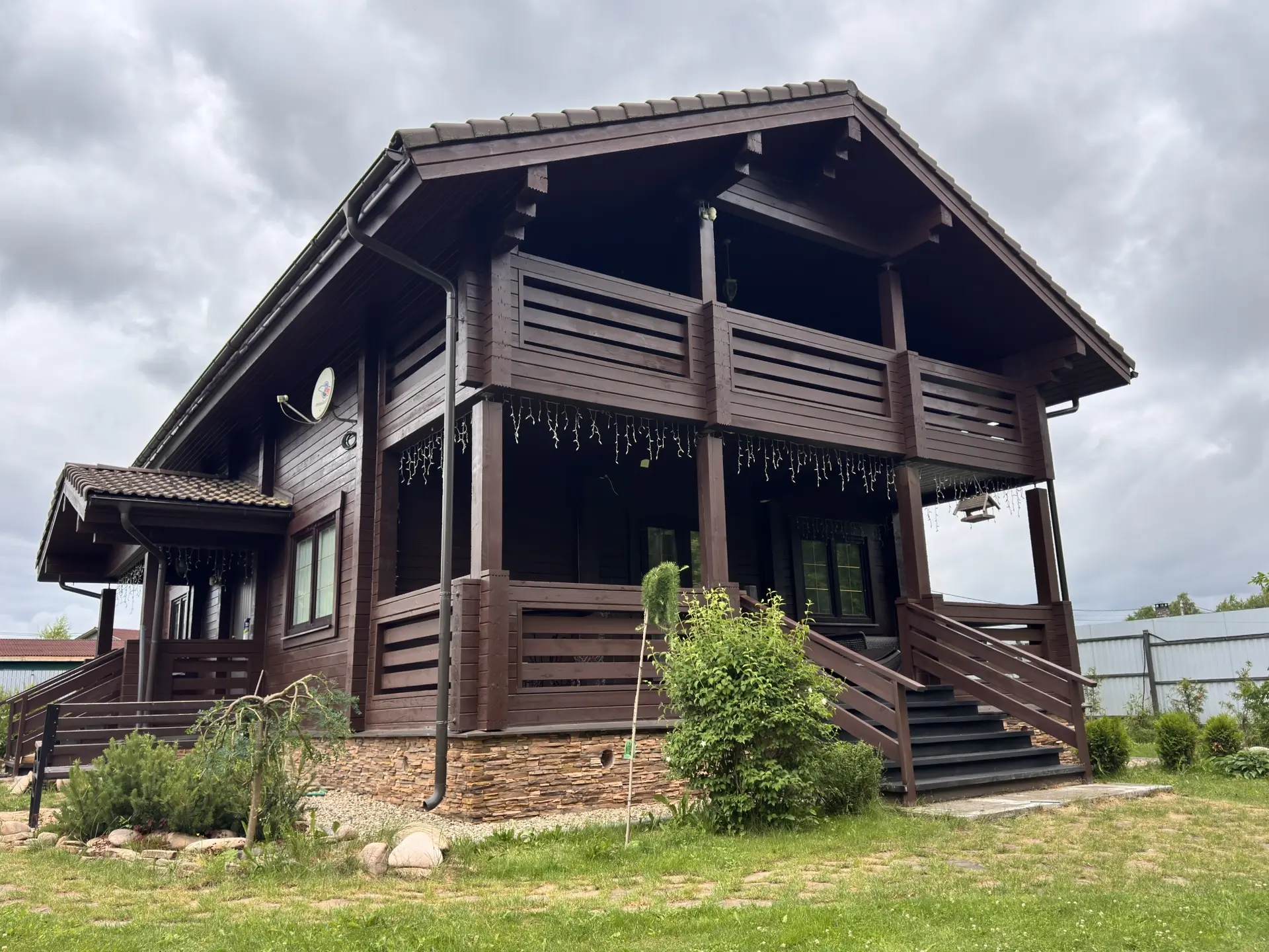 🏠 Дом из клееного бруса: преображение в RAL 8017 (темный шоколад).