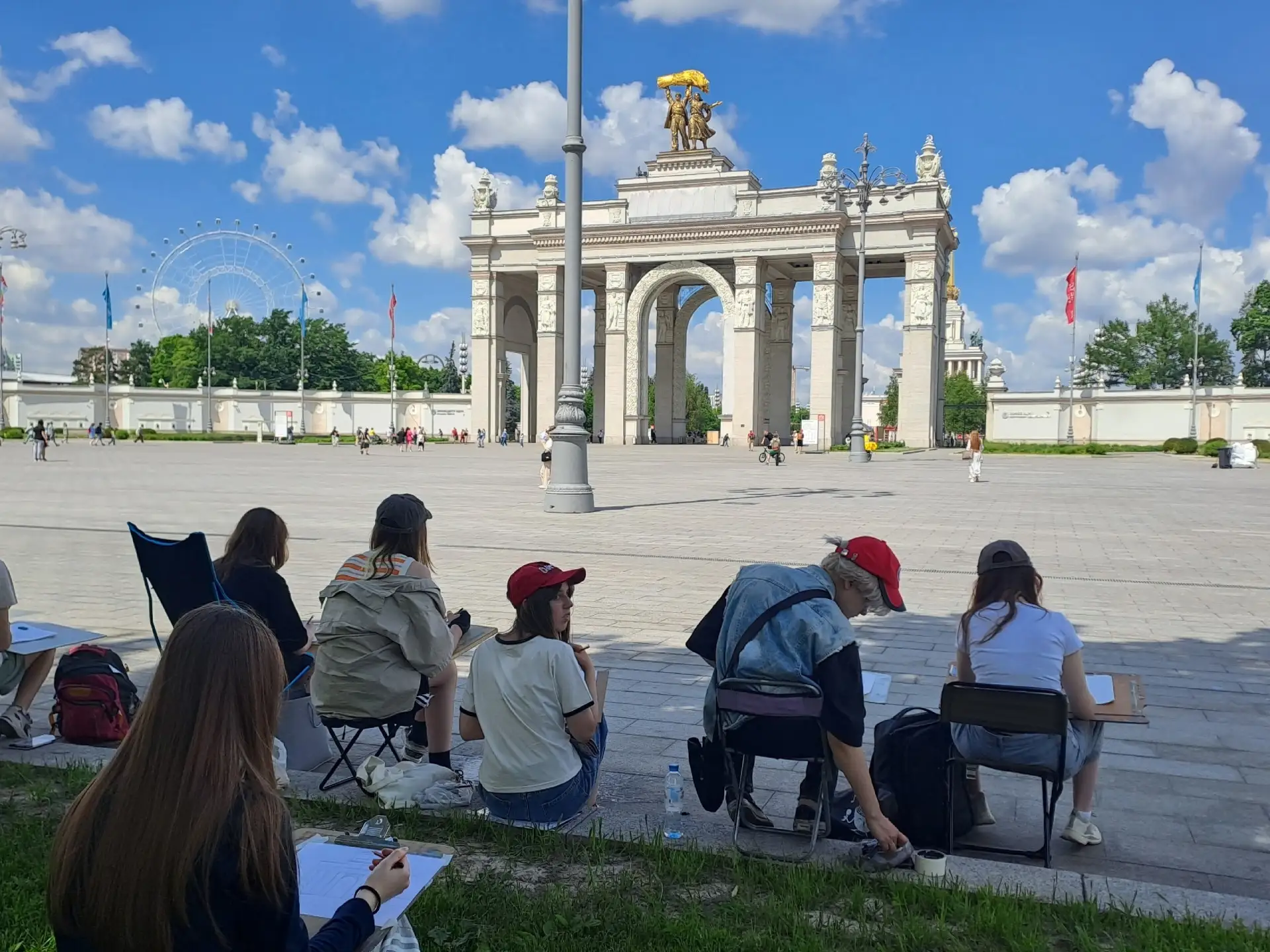3-ьи классы, предпрофессиональная программа, рисовали на ВДНХ с преподавателем Спиренко...