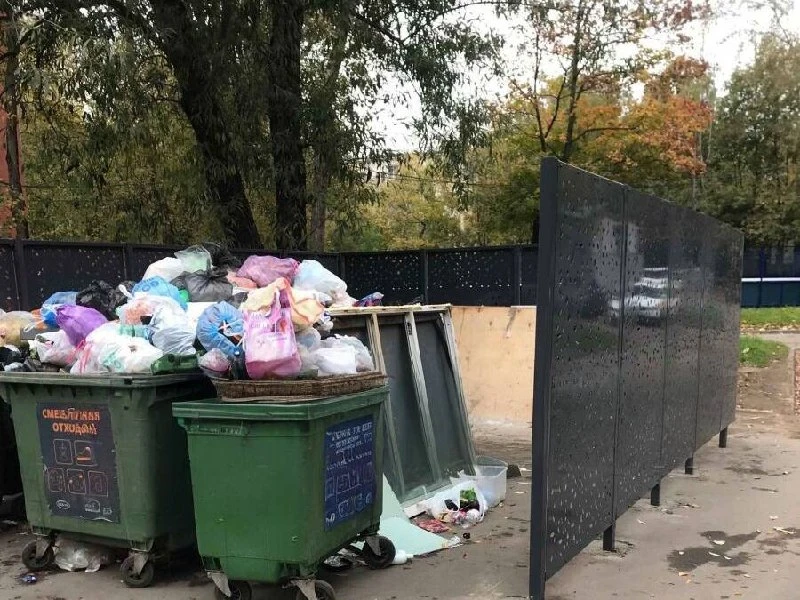 🗑 В Лефортово жители жалуются на переполненные контейнеры