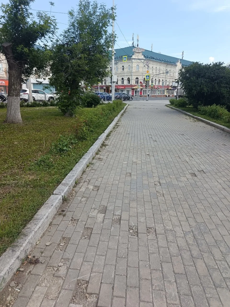 Выхожу в центре погулять — и сесть некуда. Лавочек либо нет вообще, либо те, что есть, ...