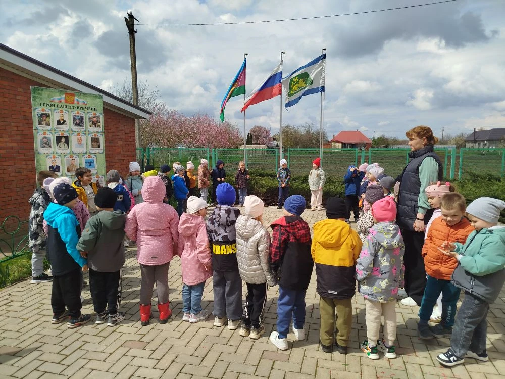Каждый понедельник в нашем детском саду начинается с поднятия флагов России.
Сегодня почетное право 