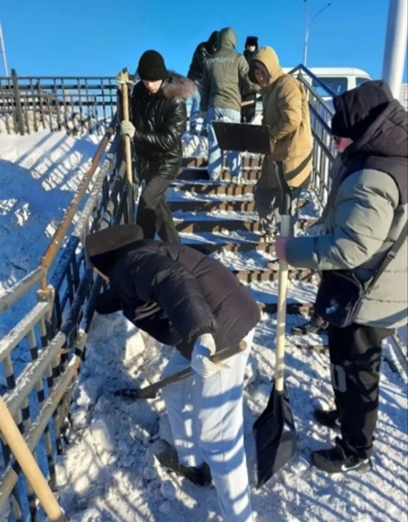 ⚡️Снежный десант  Вот и снова на улицах Центрального района появились наши самые добрые и энергичные