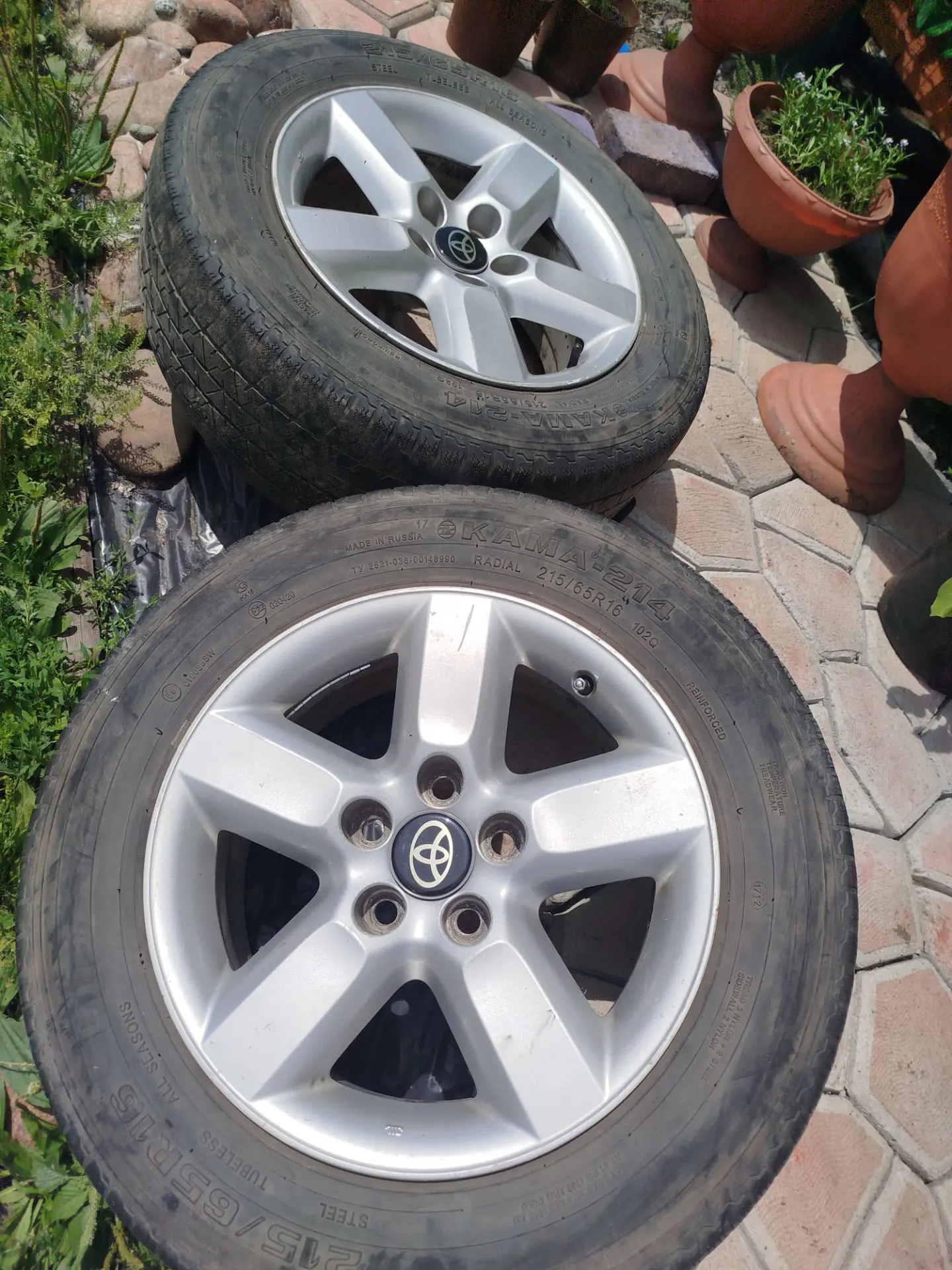 Продам комплектом 4 шт, 215/65 R16. Rav4. 30 000т.р.