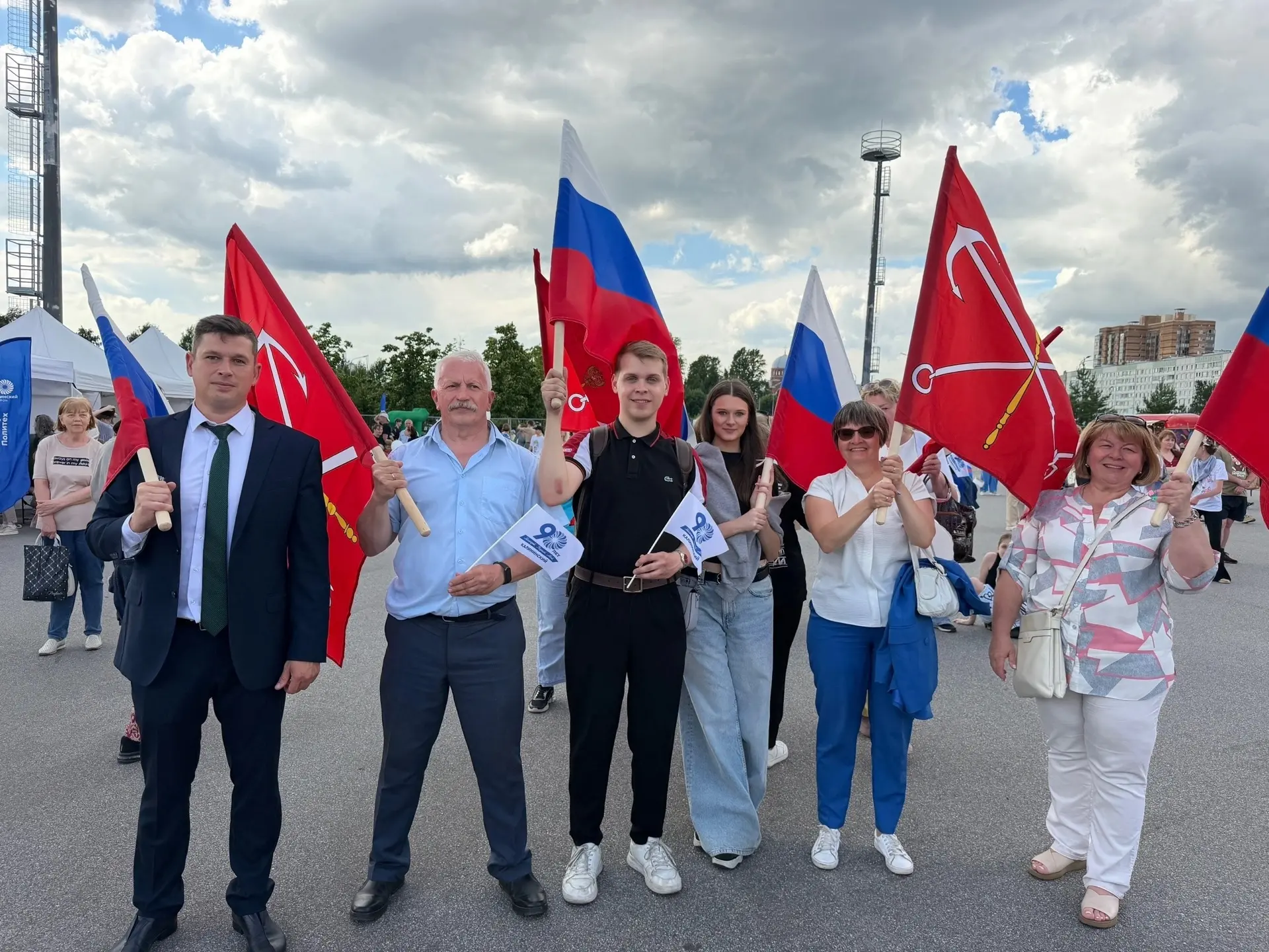 🎉 Праздничное шествие, интерактивные площадки, концерт − всё это было сегодня в Муринском парке на 