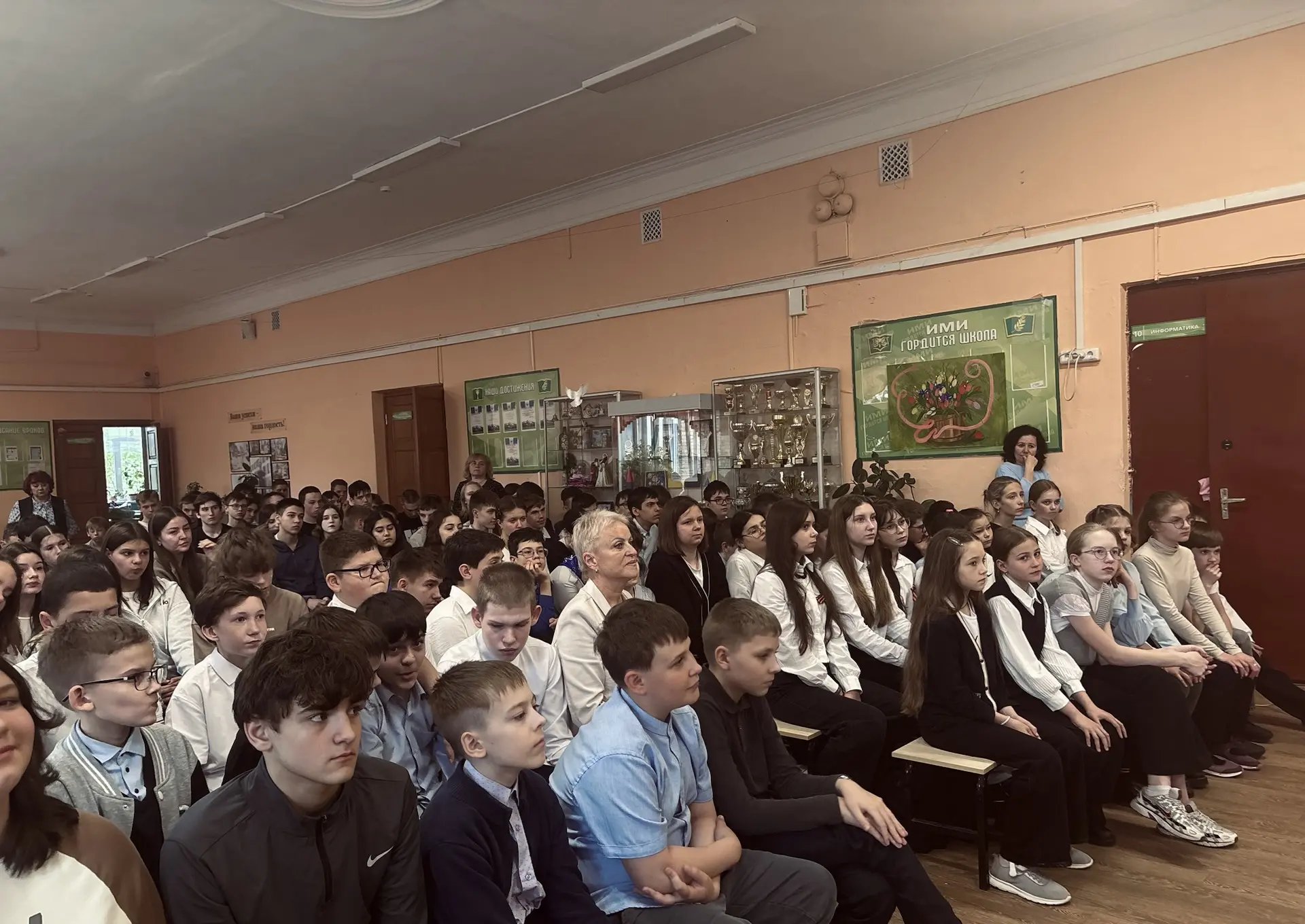 Вчера в нашей школе состоялся разговор, который не забудется. 🏫  К нам приехал человек, за плечами к