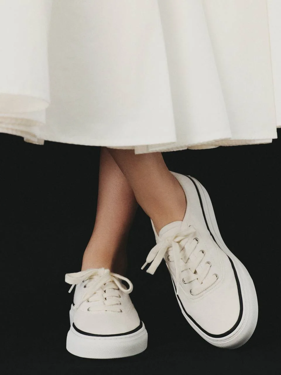 #хочумогу
Кеды Jacquemus, ок. 32 000 руб., vs Lime, 8999 руб. 

Именно такие, самые простые белые ке
