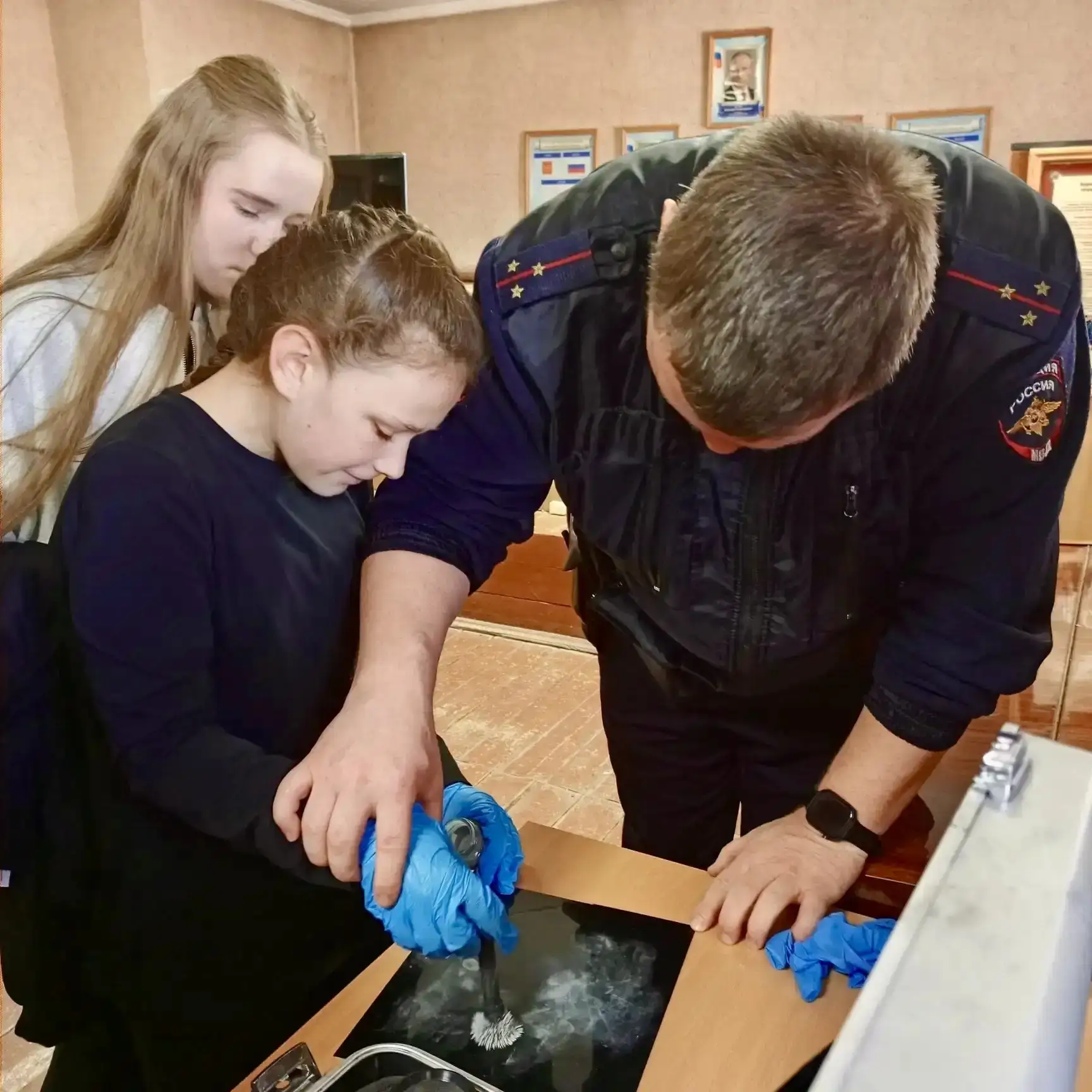 Раскрыли секреты службы: школьники побывали на профтуре в полиции🫆  В рамках фестиваля профессий Все