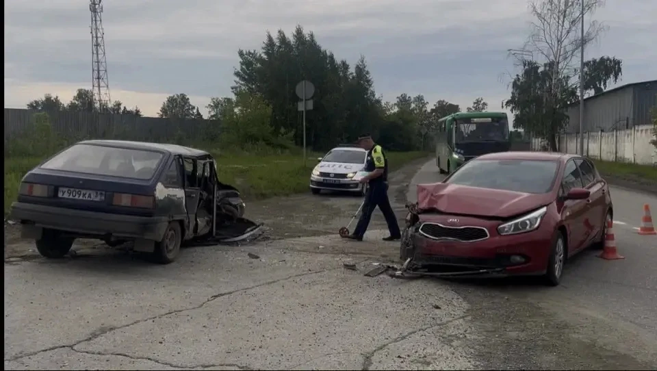 🚨В Екатеринбурге 16-летний подросток на «Москвиче» устроил ДТП на Альпинистов

Накануне 16-летний