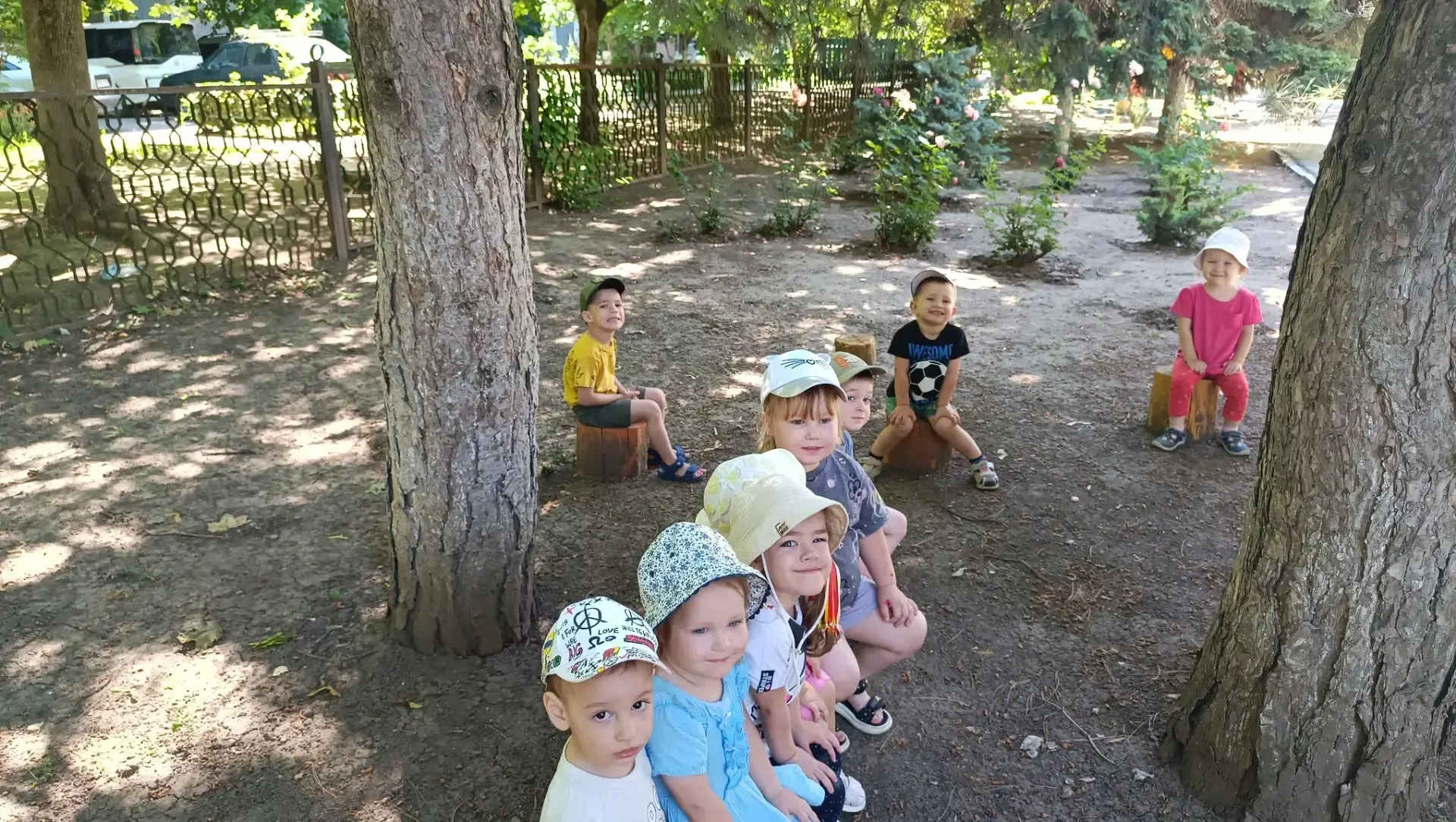 🌞☁👫Солнце встало над садами,
День наполним мы делами!
На зарядку выходим дружно,
Разминаться утром