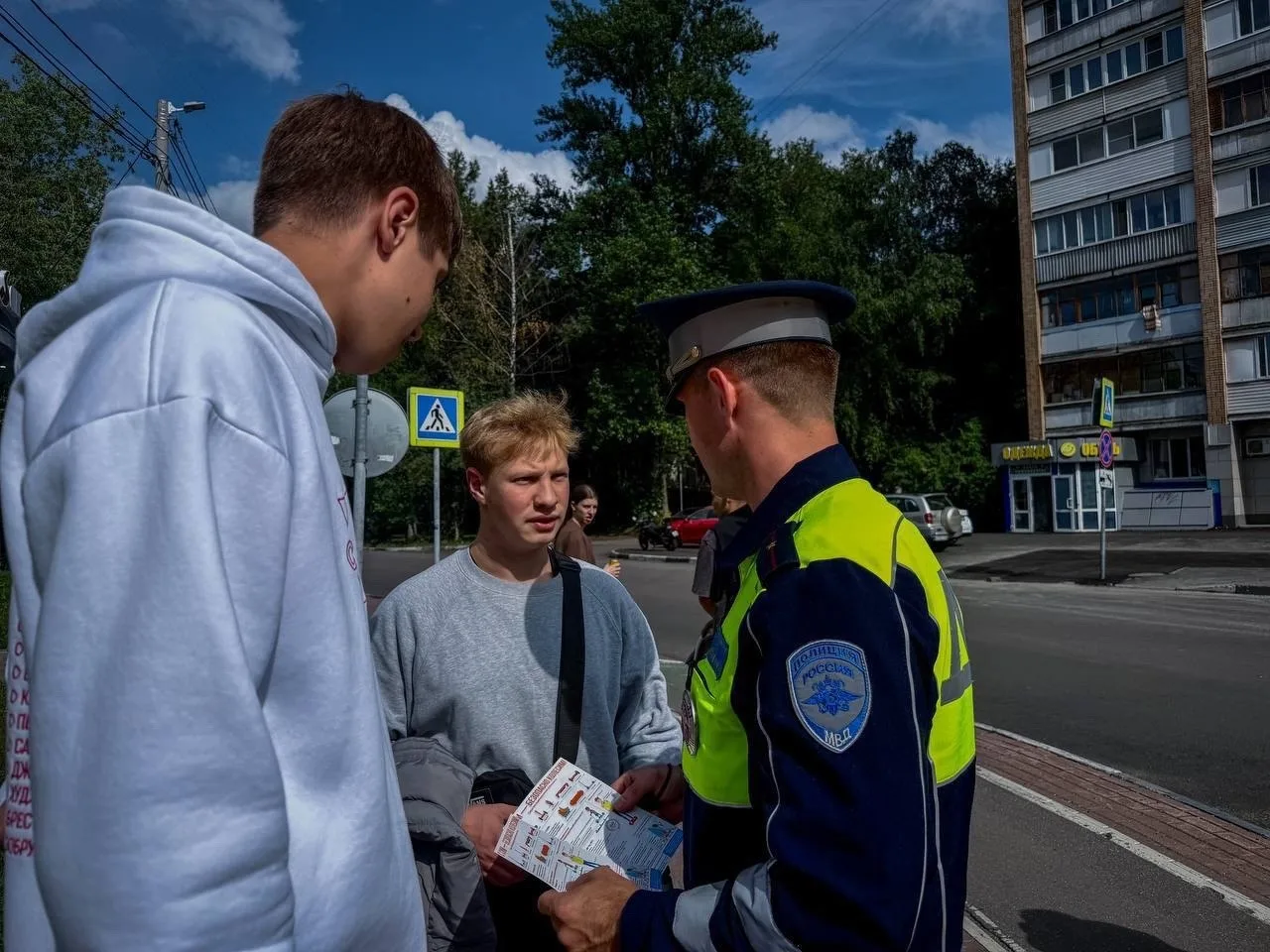 В Химках прошел рейд на самокатчиков и курьеров. Сотрудники Госавтоинспекции вместе с п...