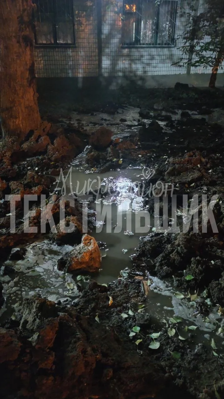 От жителей: Порыв воды на Петровского, 113а уже около 2 месяцев! У людей в кранах нет в...