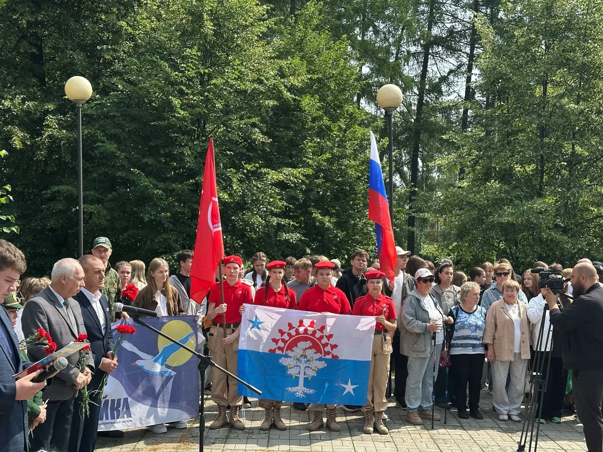 Юнармейский отряд нашей школы на городском митинге, посвященном Дню ветеранов боевых де...