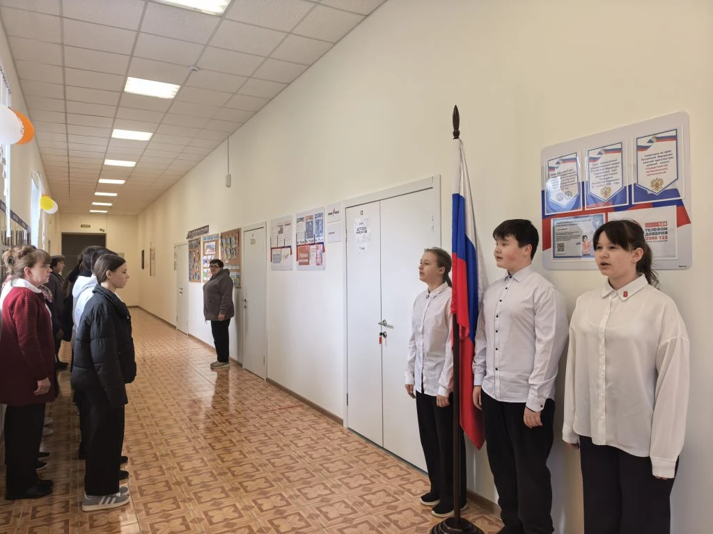 🇷🇺 Новая учебная неделя в нашей школе началась с традиционной линейки с выносом флага...
