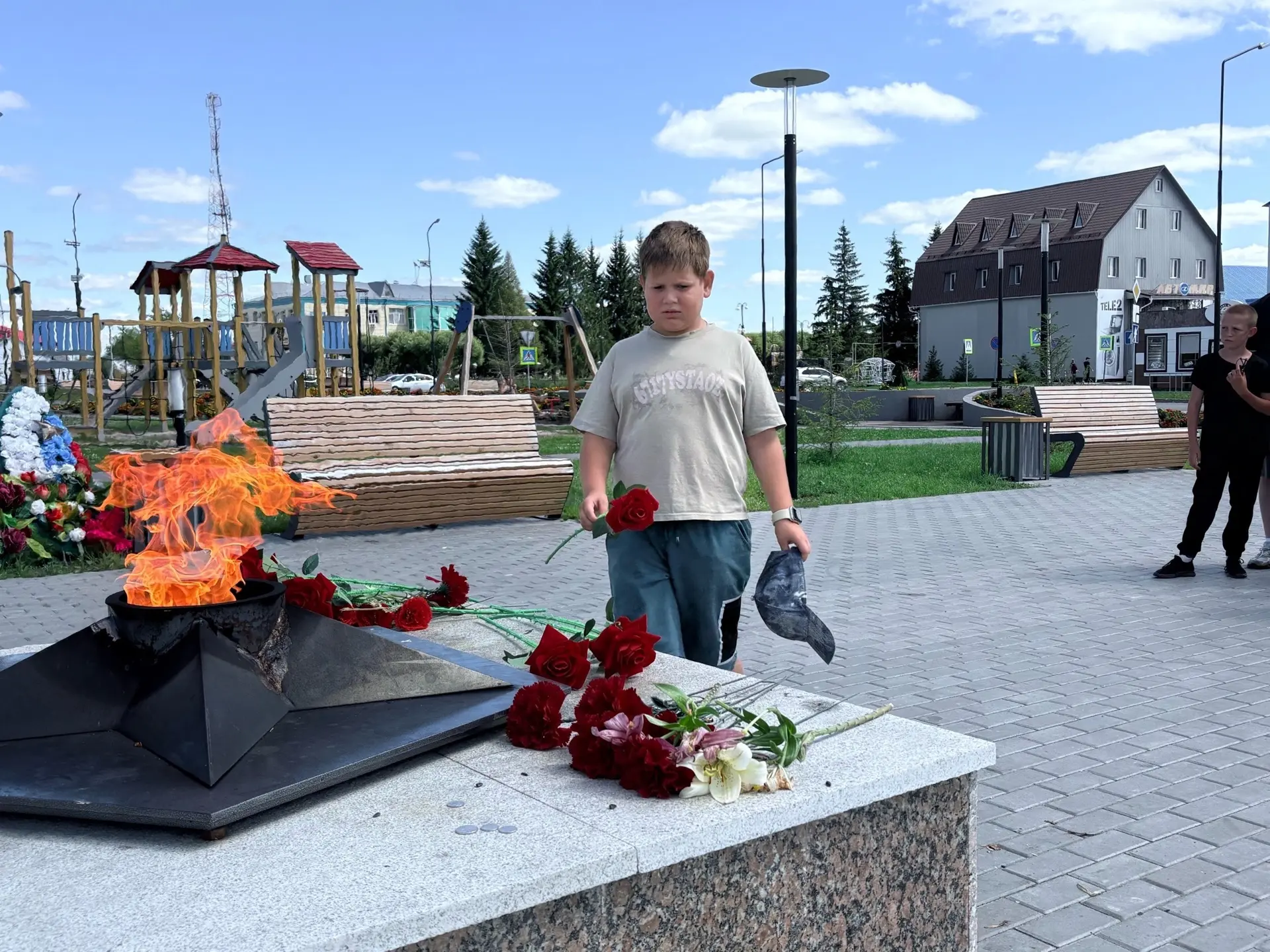 🕊️ Сегодня в лагере дневного пребывания «Маршруты лета» прошёл митинг «Живем и помним». Ребята из 4
