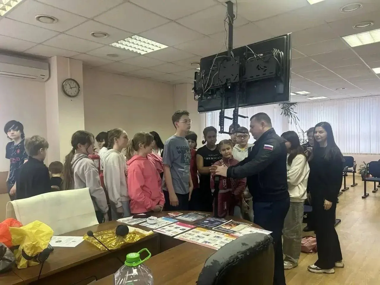 📢 Ребята 6 класса посетили Пожарно - спасательный отряд 204  Им рассказали  о правилах безопасности 