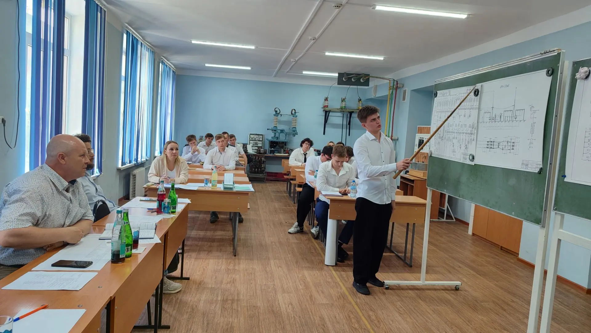 Поздравляем студентов группы 122 и их классного руководителя О.Н. Мироненко с успешной защитой дипло