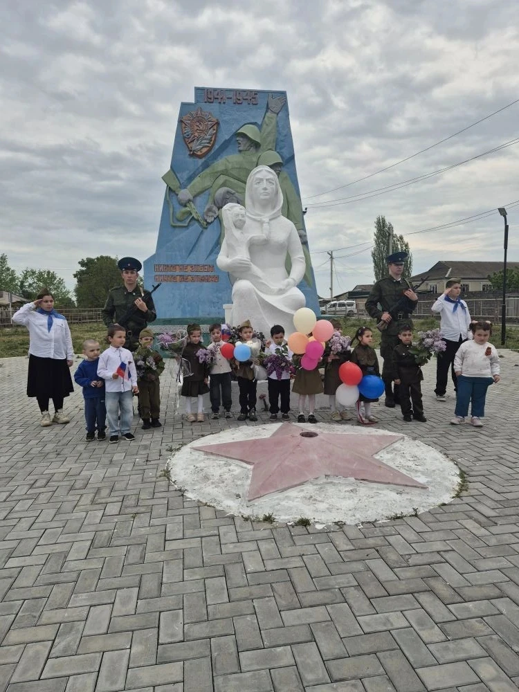 В день радостный, весенний и чудесный 
О Родине, о мире были наши песни. 
Пусть больше никогда войны