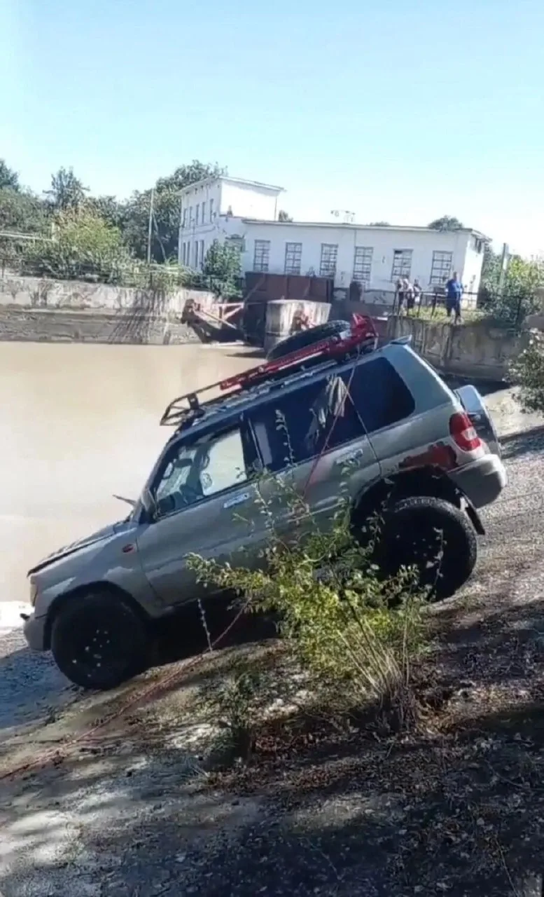 В Невинномысске автомобиль с пассажирами рухнул в канал — водитель погиб, сообщили в кр...