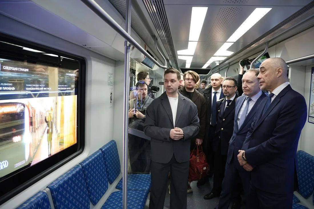 В Санкт‑Петербурге состоялся запуск в эксплуатацию первого поезда метро «Балтиец-2» в синем исполнен