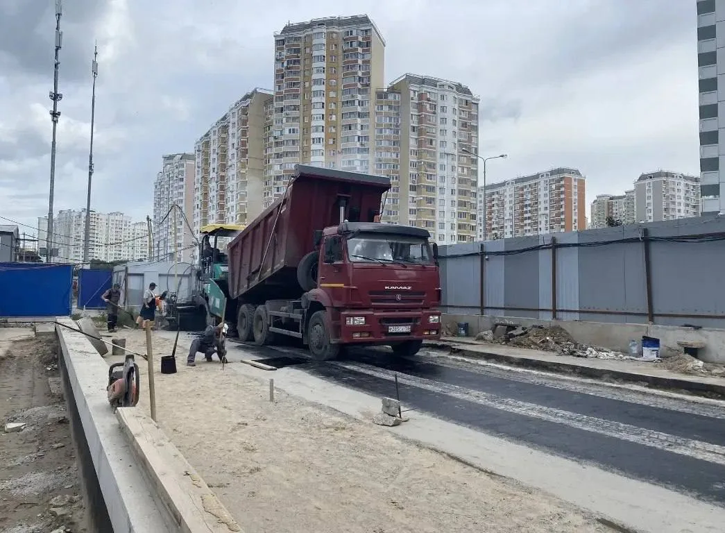 Новый асфальт начали укладывать на улице Струве в Балашихе