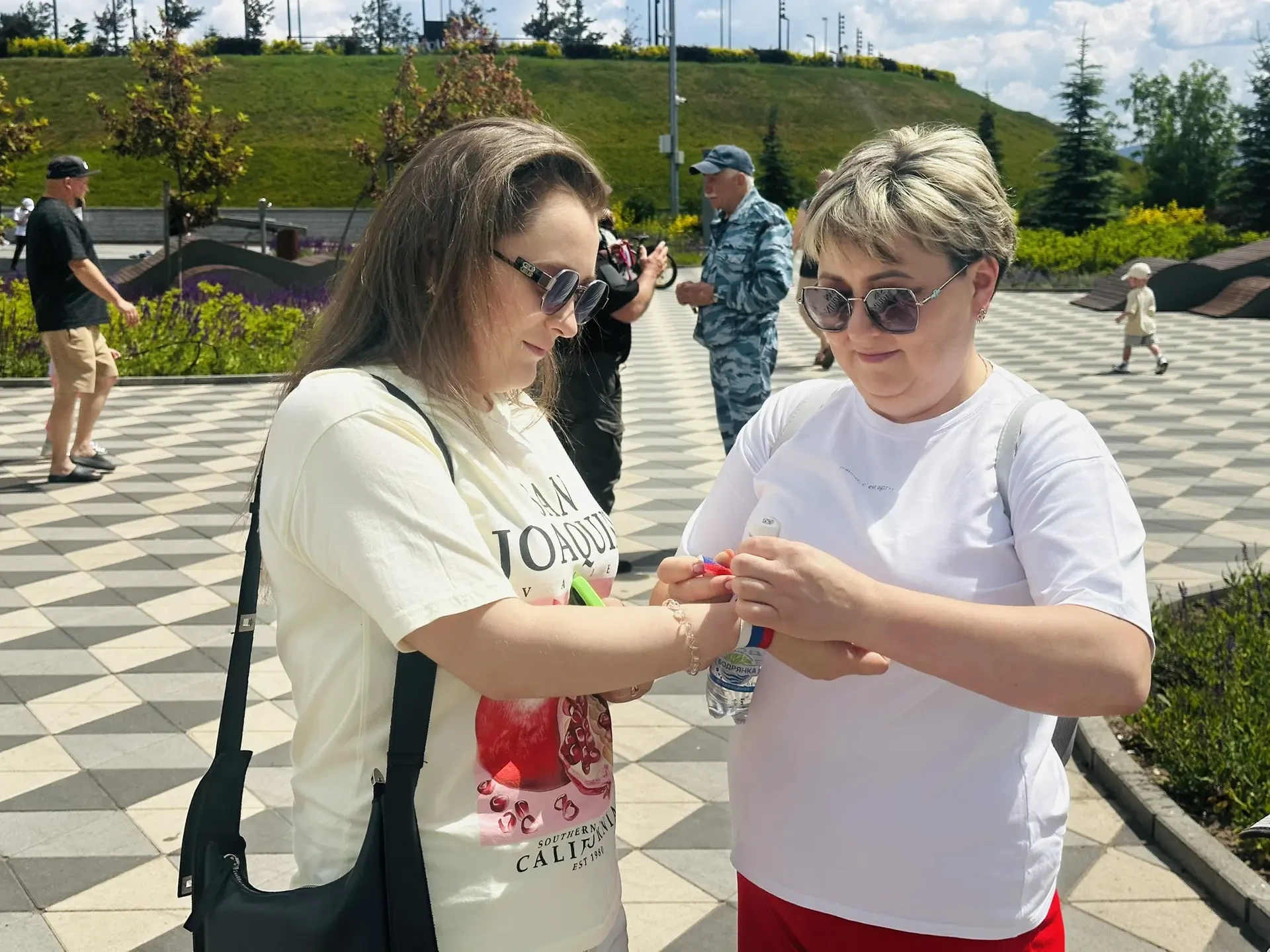 🇷🇺  От сердца к сердцу: «Ленточка России» стала главным символом единства на набережной

Уже трети