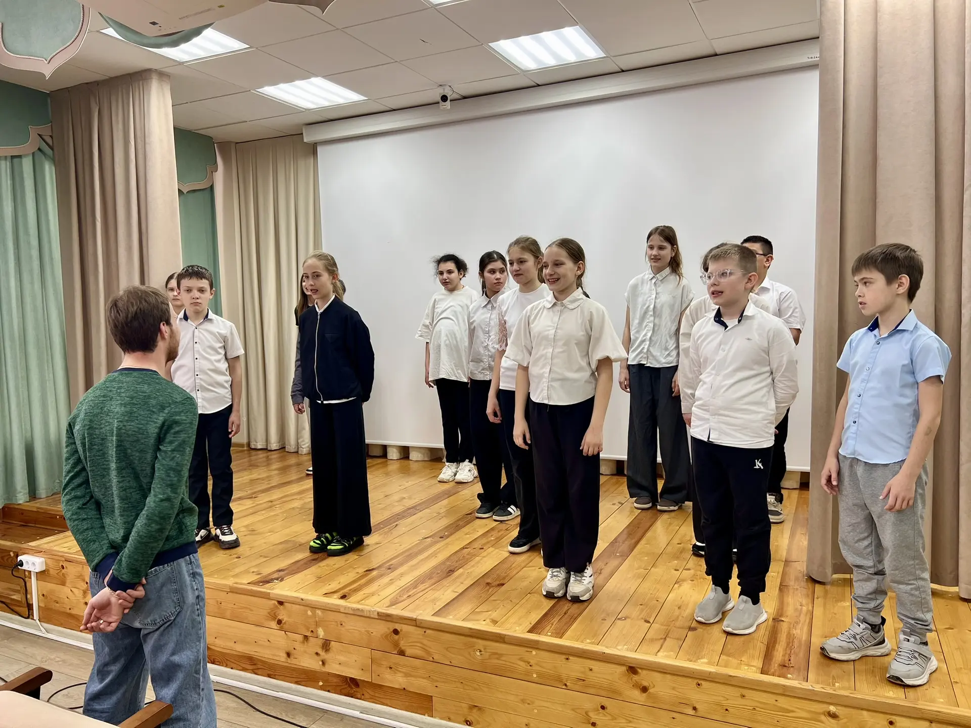 🎭 В честь Всемирного дня театра в нашей школе прошёл увлекательный мастер-класс по актерскому мастер