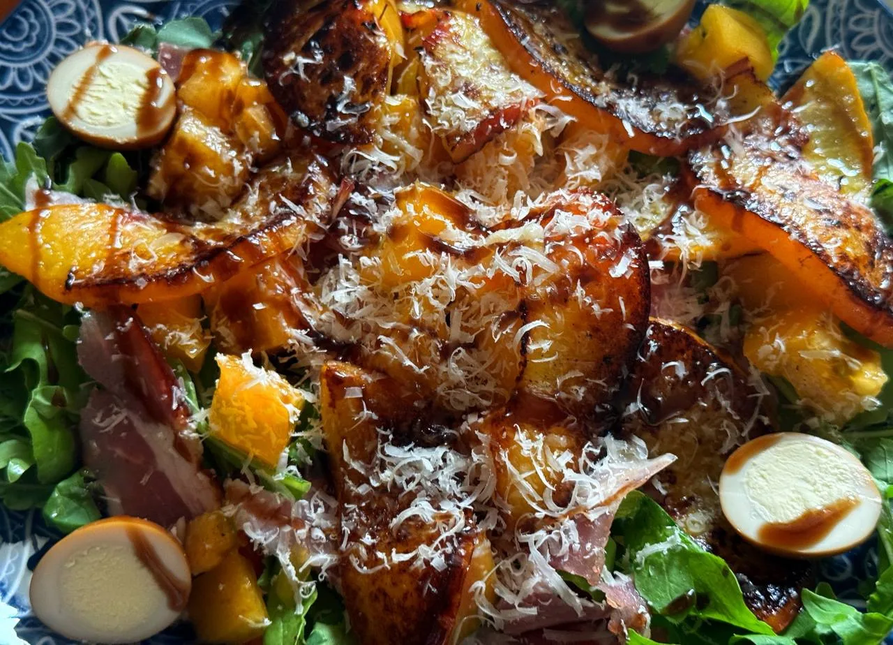 Салат с карамелизованными персиками, руколой и сыровяленой свининой (прошутто)