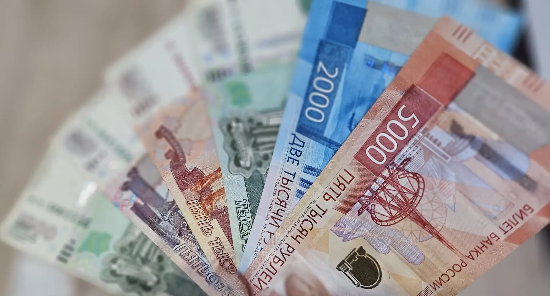 Россияне все чаще расплачиваются наличными

В последние годы в России наблюдался устойчивый тренд на
