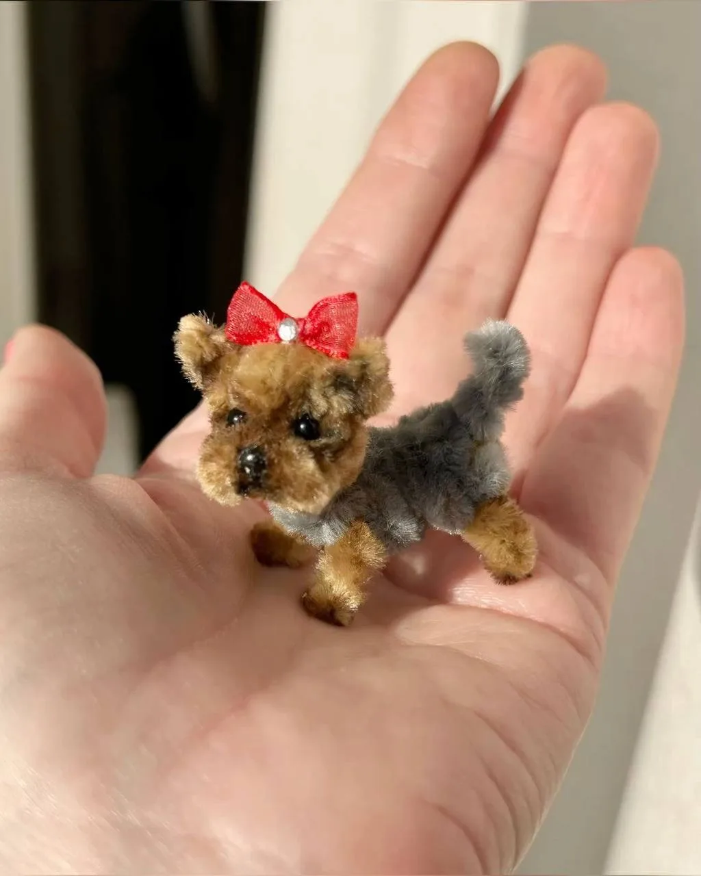 🐕 Собачки из синельной проволоки

Что нужно:
• синельная проволока (2–3 шт)
• маленькие бусины для 