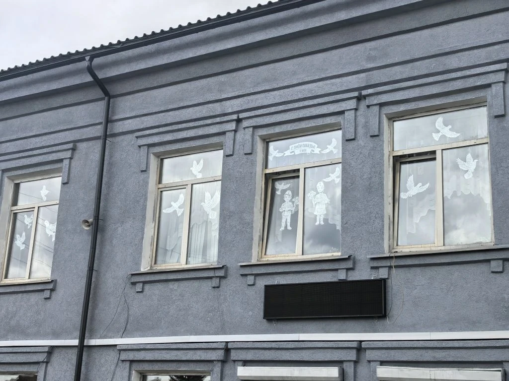 ✨ Окна, сияющие гордостью и памятью ✨
В преддверии главного праздника страны — Дня Победы — наш техн