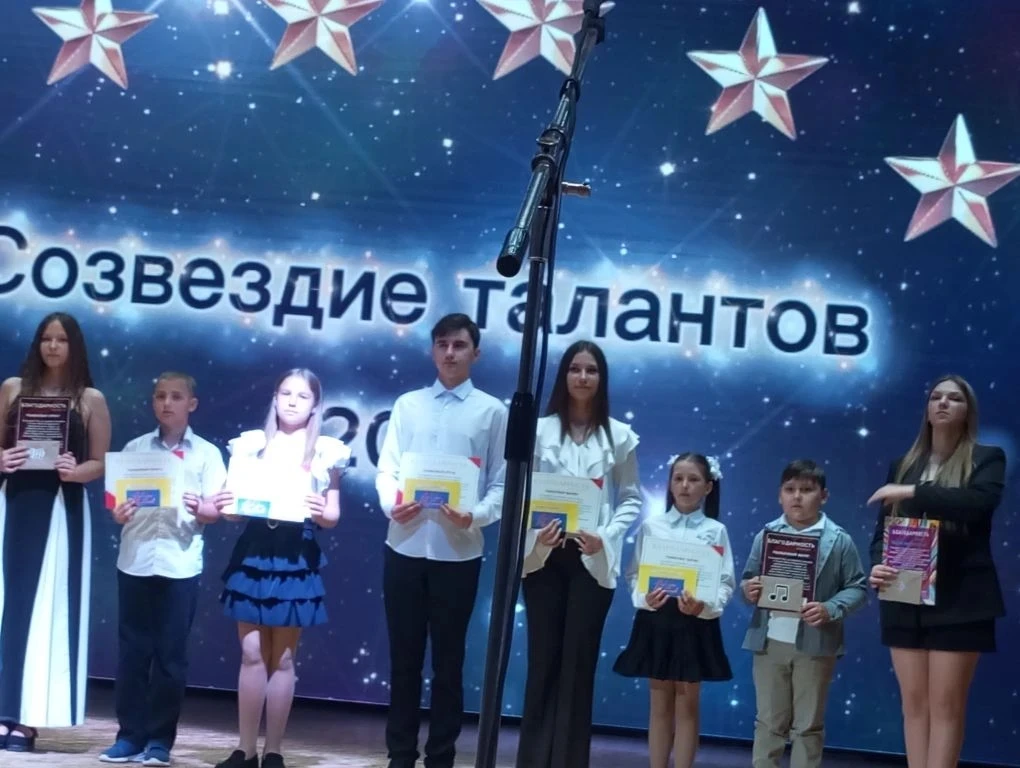 В районном фестивале "Созвездие талантов" солистка ансамбля "Юность" Хазизова Анна за победу в двух 