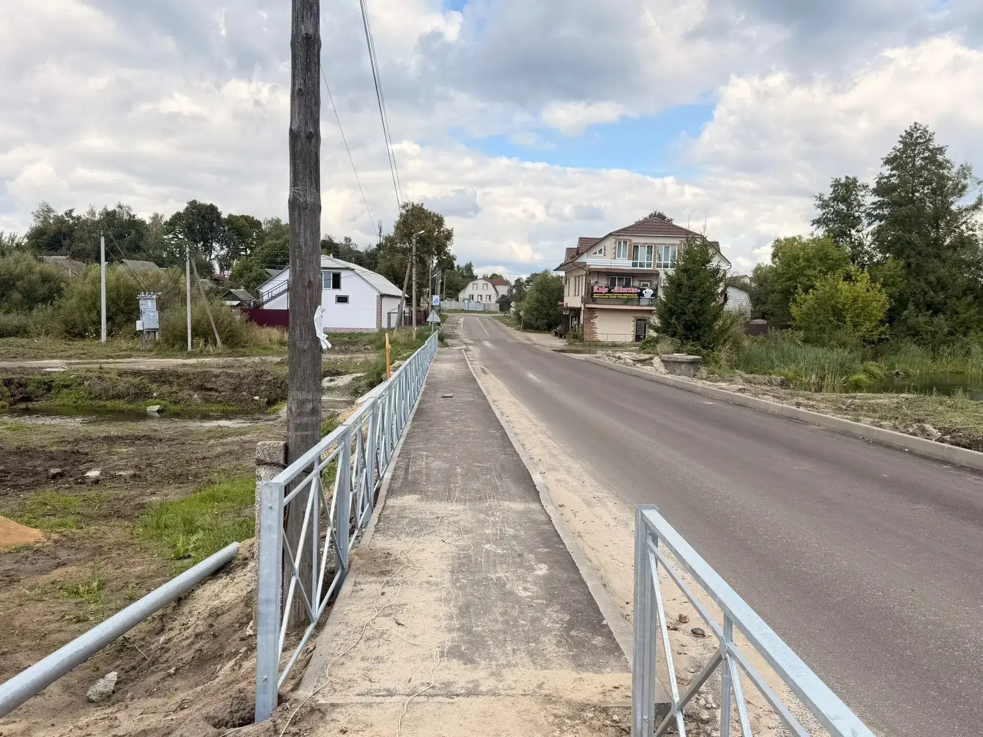 В настоящее время продолжаются дорожные работы на ул. Стахановской в селе Ардонь. На уч...