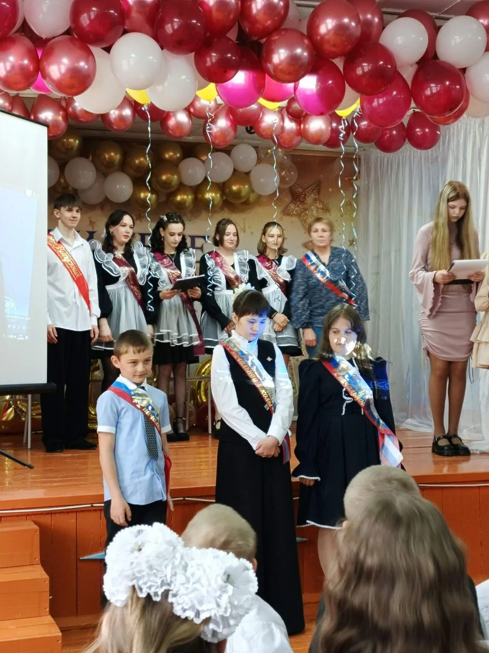 🎊 Последний звонок 

🌿26 мая прозвенел последний звонок для обучающихся четвёртого и девятого клас