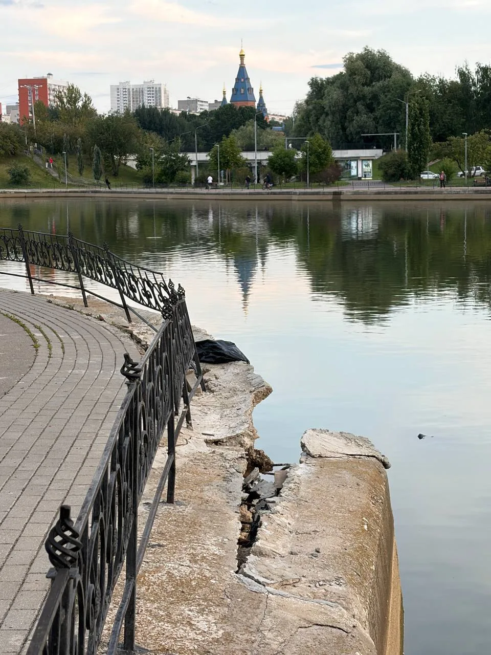 😦 На Большом Чертановском пруду размыло и частично разрушило набережную