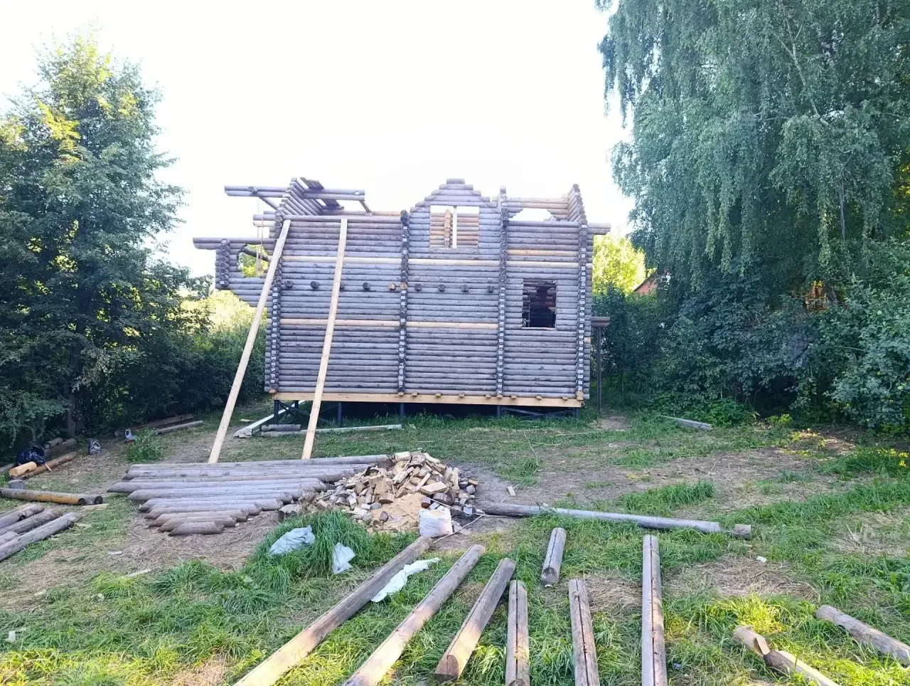Привет со стройки!

Продолжаем собирать срубы в Подольске, которые простояли 20 лет на берегу моря. 