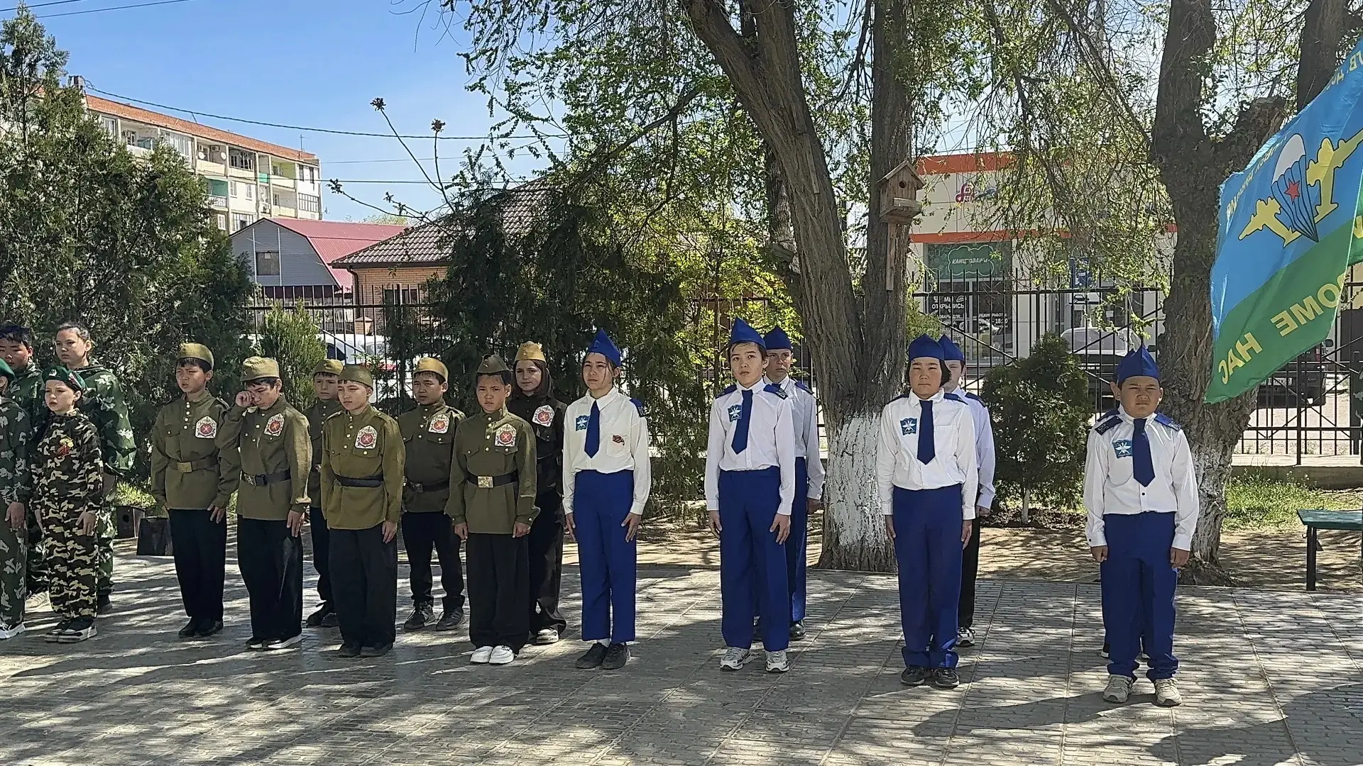 🇷🇺 Смотр строя и песни + спортивные состязания среди 5-х классов! 🇷🇺  Сегодня в нашей школе прошло м