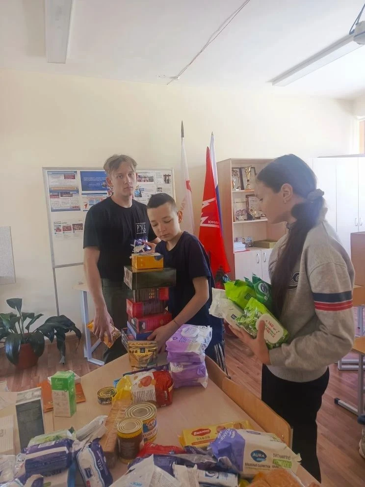 📦Школьники города продолжают участвовать в формировании гуманитарных грузов  В понедельник, 13 апрел