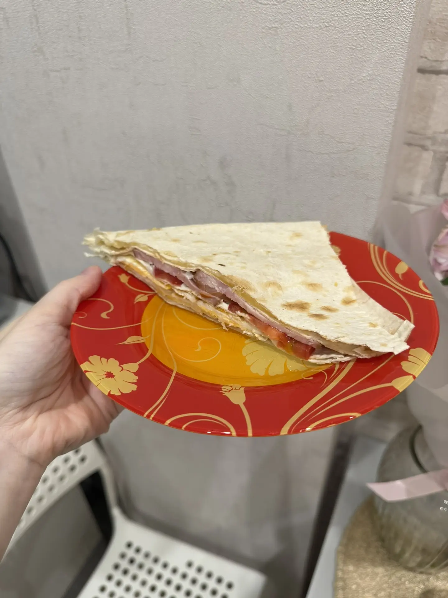На скорую руку , но это сытно и вкусно 🩶  -лаваш смазать сливочным сыром  -выложить ингредиенты имен
